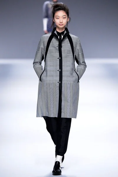 Look 3